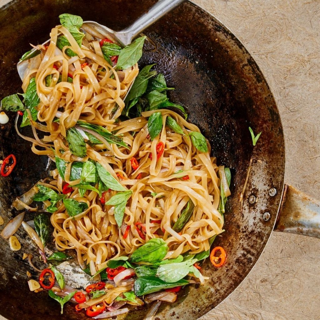 Rijstnoedels met Thaise basilicum en pepers