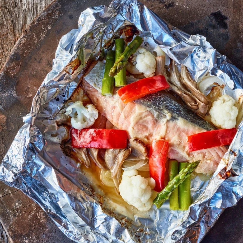 Zalmpakketjes met miso en groene asperges