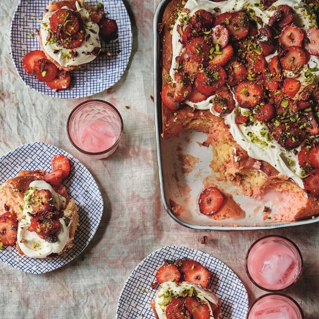 Aardbeiengebak met falooda-melk