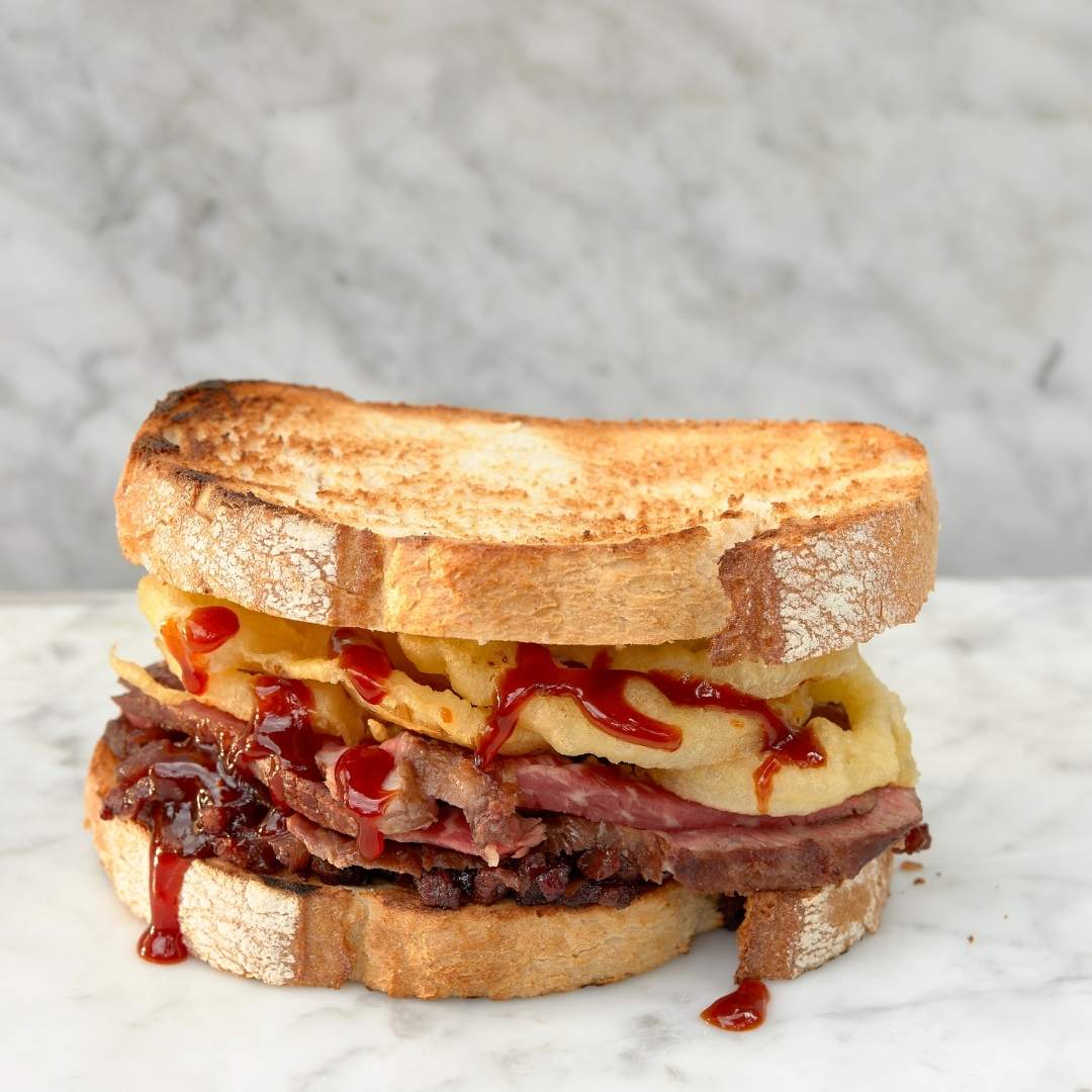 Sandwich met wagyu-steak met uienringen