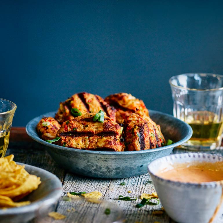 Crab cakes met mango-srirachamayo
