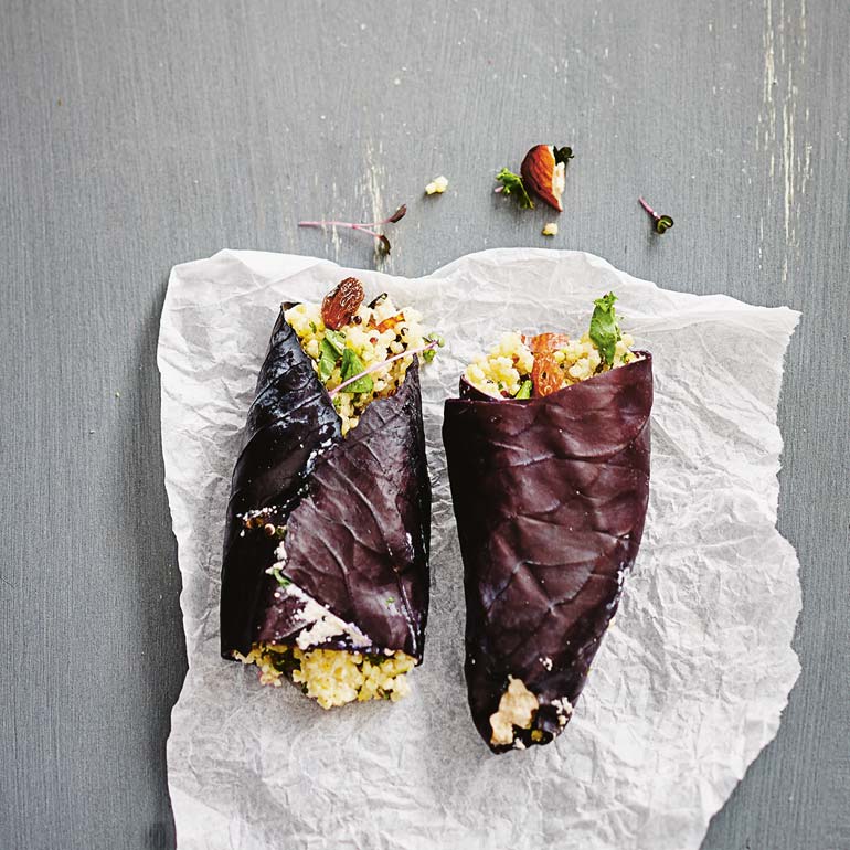Rodekoolwrap met hummus & gierst