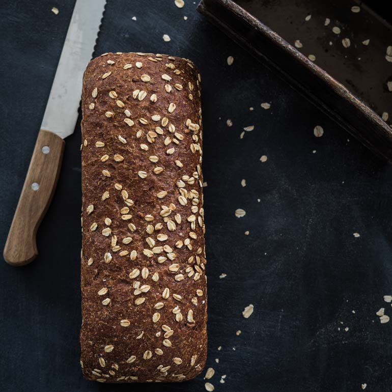 Donker meer- granenbrood in blik