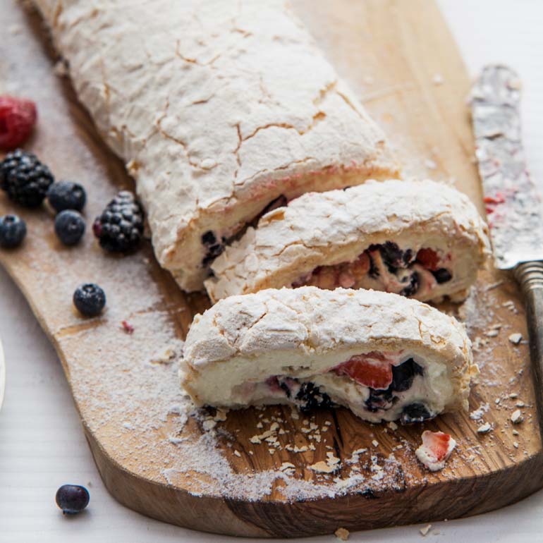 Meringuerol met zomerfruit