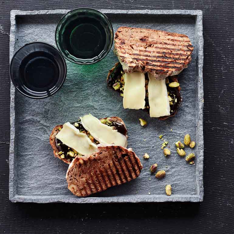 Tosti met brie en perenstroop