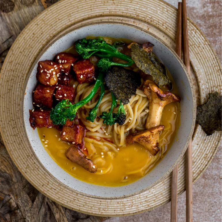 Pompoenramen met nori en spicy tofu