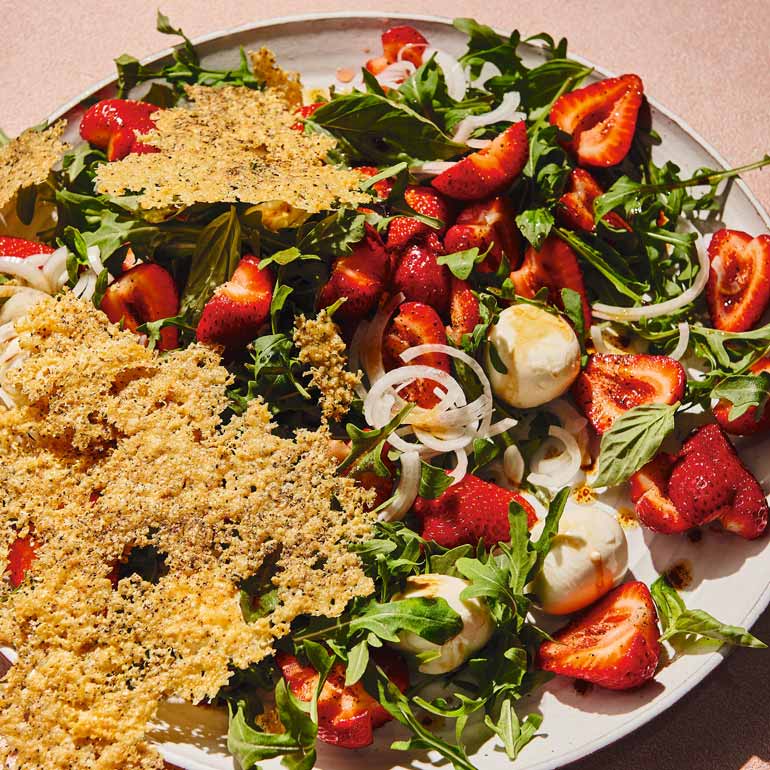 Aardbeien-rucolasalade met parmezaan