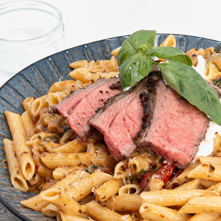 TriTip met geroosterde uiensaus en pasta
