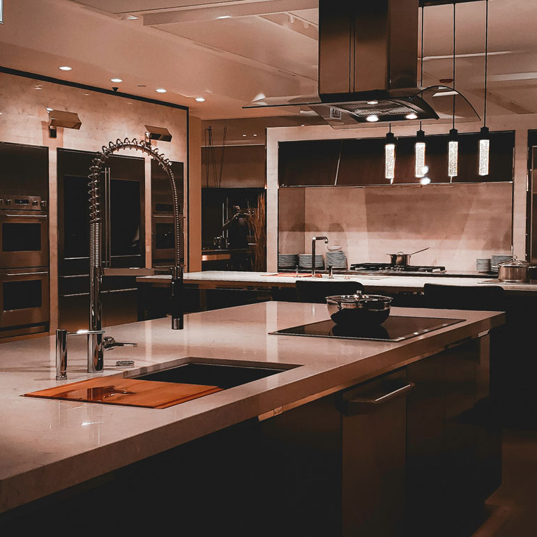 7 Kenmerken van een chique keuken die tijdloos, luxueus en praktisch zijn