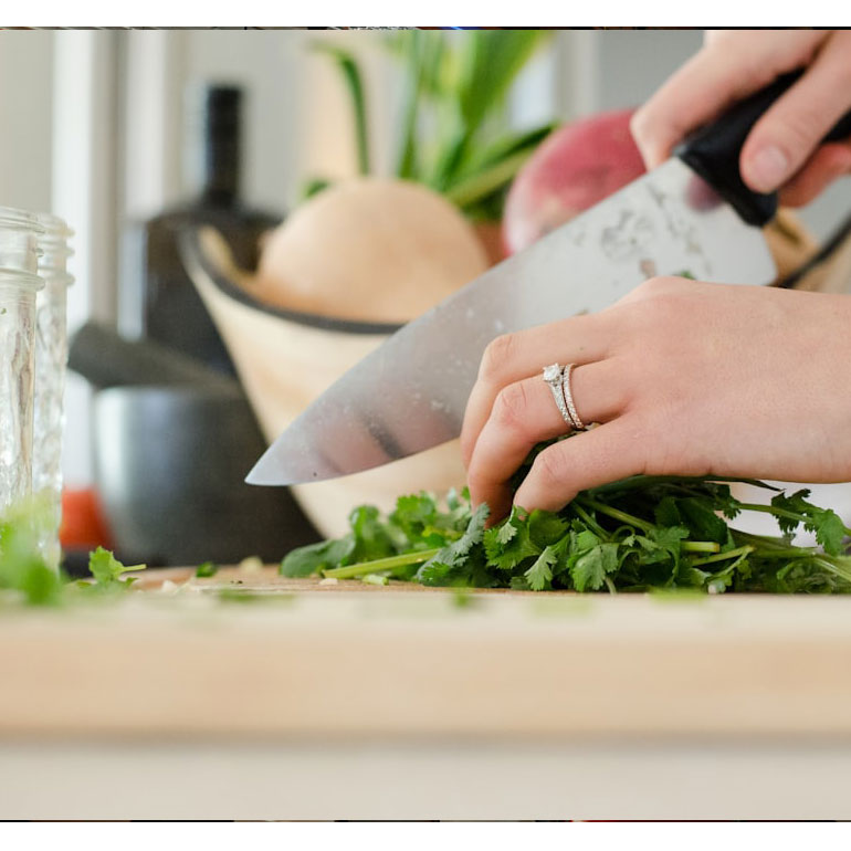 Hoe zorg je dat je huis fris blijft als je vaak kookt voor vrienden?