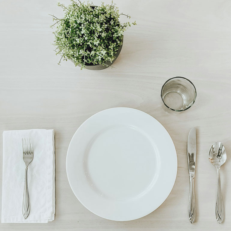 Waarom de ronde eettafel weer terugkomt en wat je nodig hebt om hem mooi te dekken
