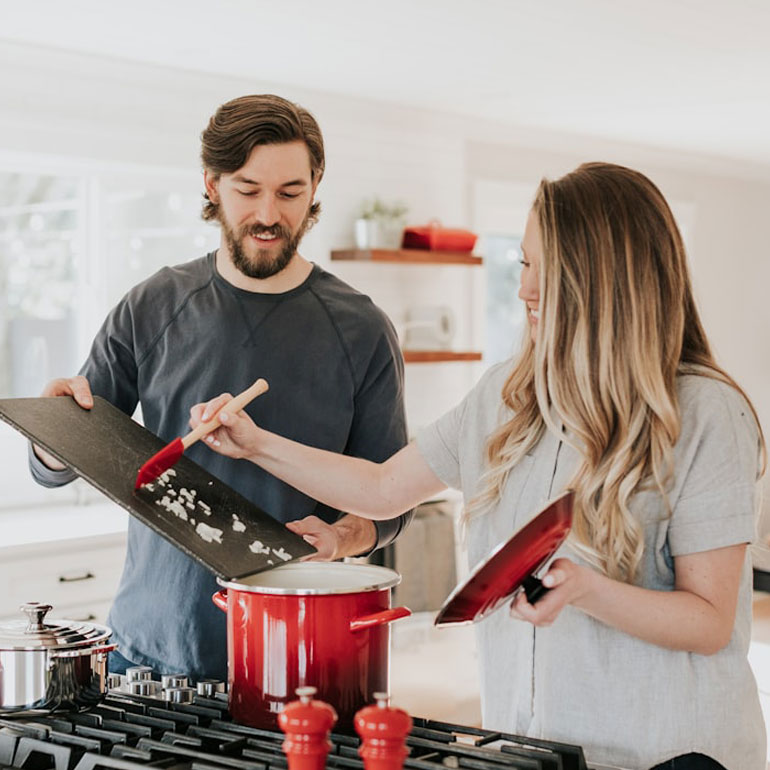 Waarom gezellig koken thuis populairder is dan uit eten gaan