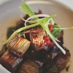 Terong blado – sticky aubergine met Thaise basilicum